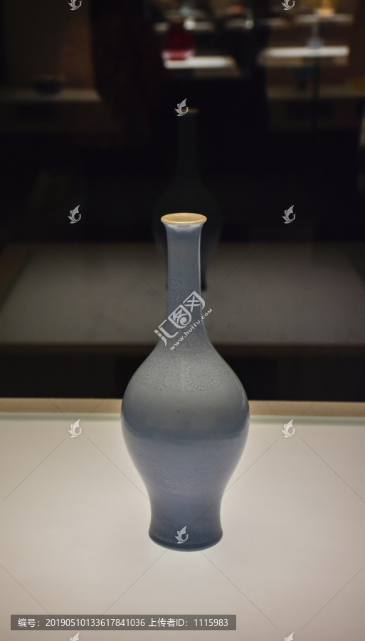 天蓝釉刻菊花纹长颈瓶