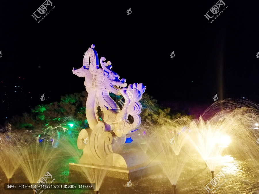 夜晚龙形雕塑喷泉