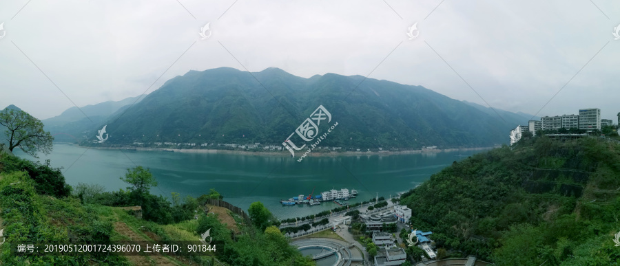巫山山脉与长江河流全景图