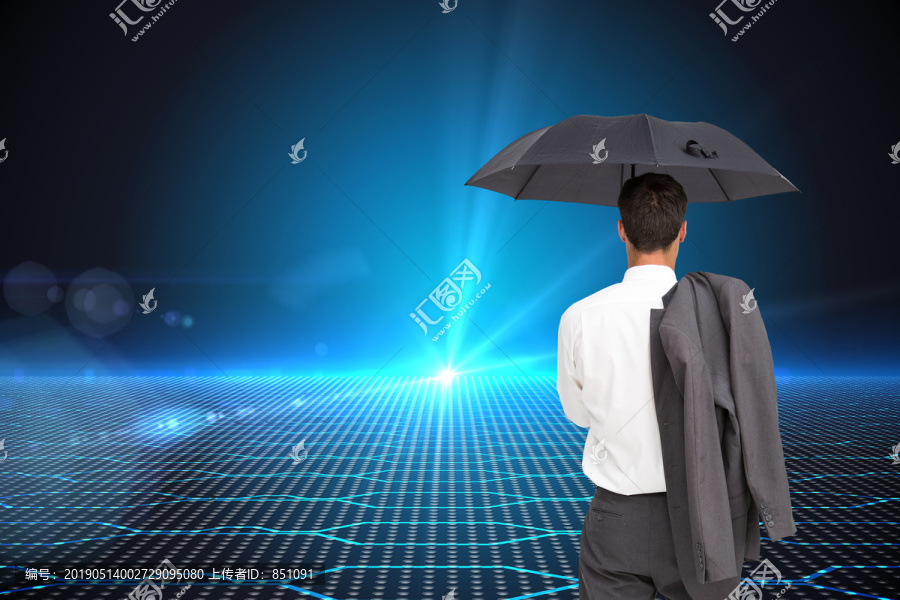 商人背着相机拿着雨伞和夹克