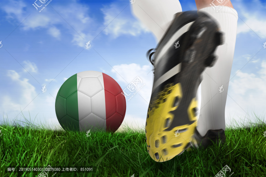 足球靴将意大利海岸球踢向草地