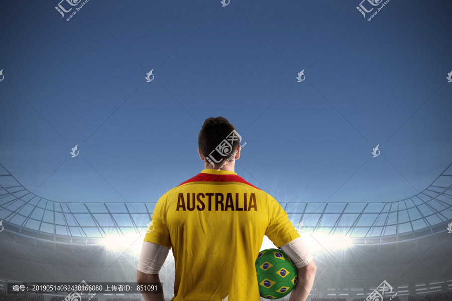 澳大利亚足球运动员在足球场持球