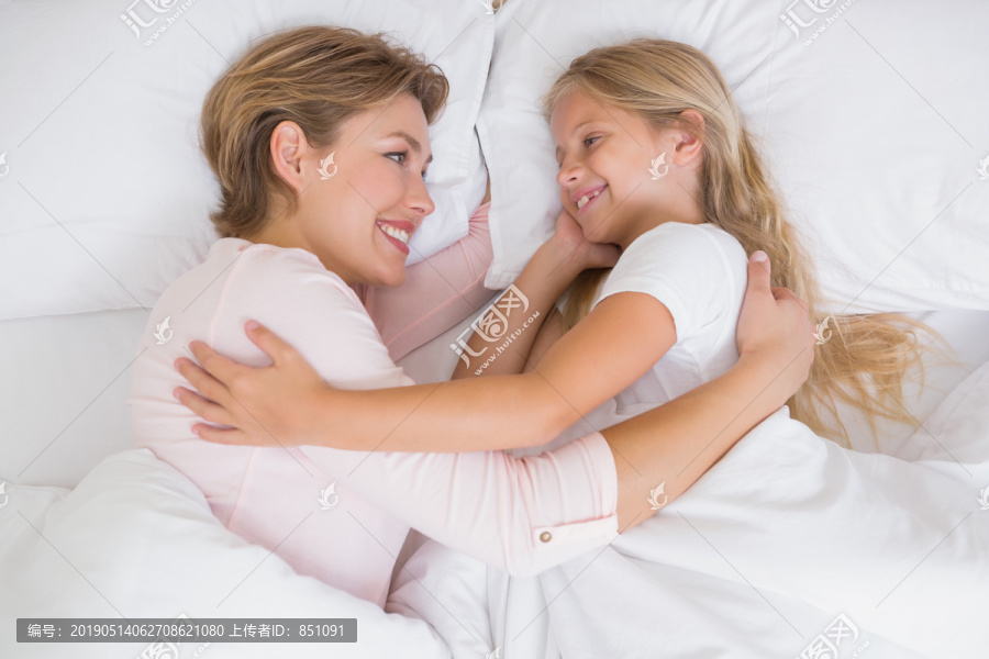 妈妈和女儿在卧室里打枕头