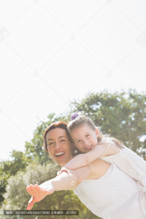 母亲和女儿在花园外玩得开心