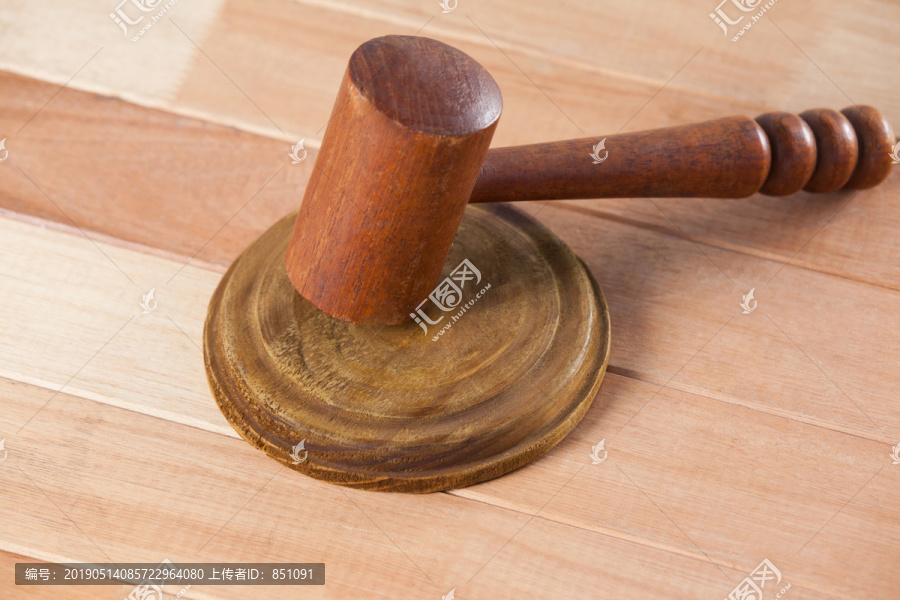 木桌上的木槌