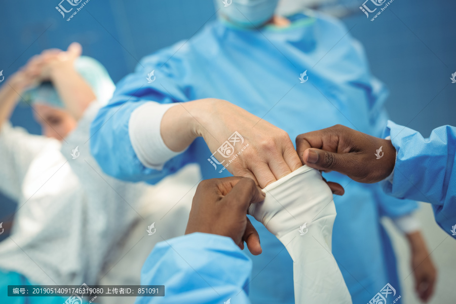 医院手术室女外科医生戴口罩
