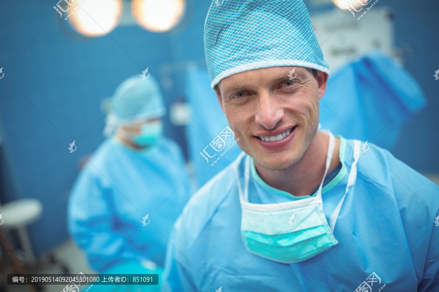手术室男外科医生微笑画像