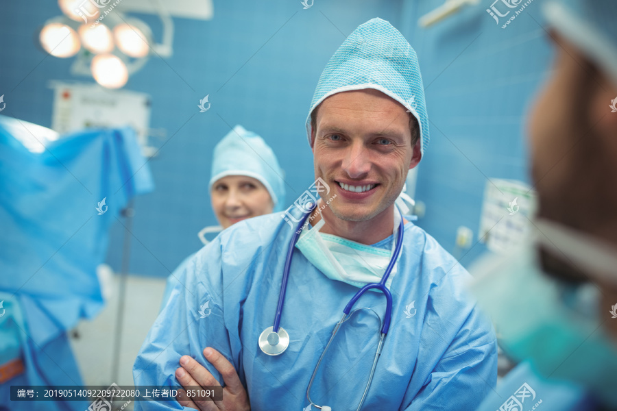 手术室男女外科医生站像
