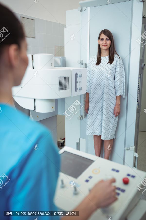 女患者在医院接受X光检查