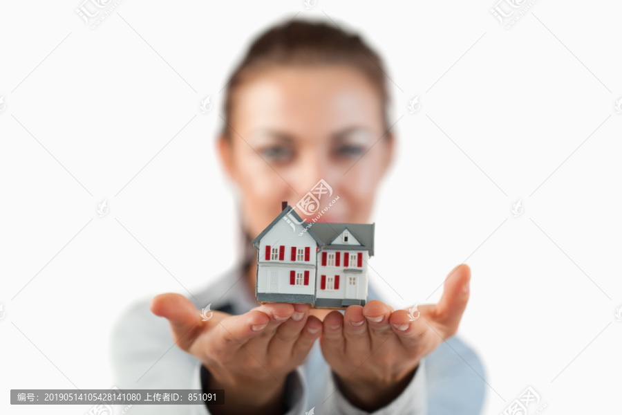 女性房地产经纪人展示的微型住宅