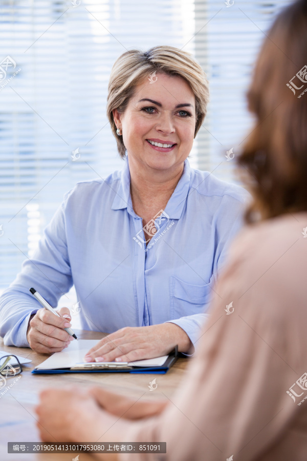 女医生在医院安慰病人的特写镜头