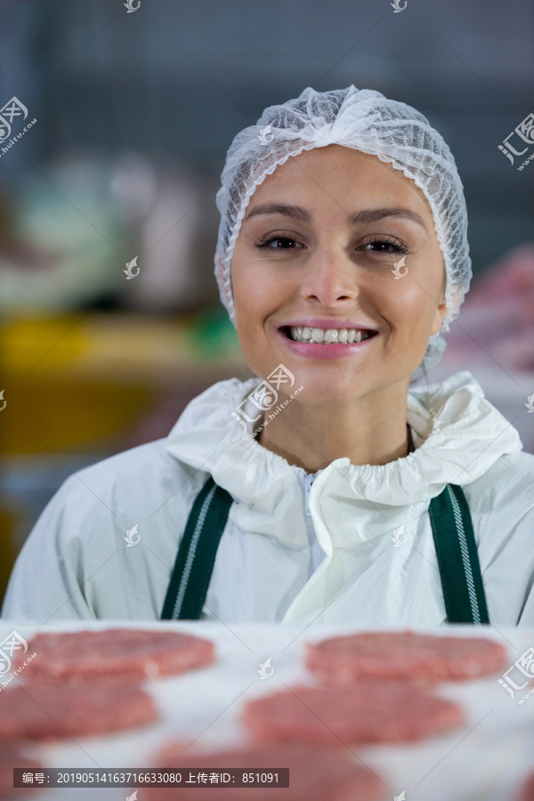 肉厂女屠夫抓生肉的画像