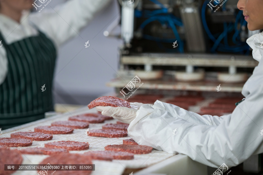 肉厂女肉贩加工汉堡包肉饼