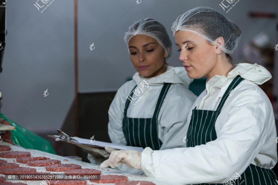 肉厂女肉贩加工汉堡包肉饼