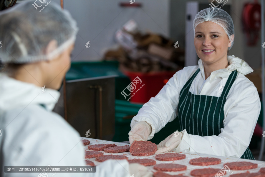 肉厂加工汉堡肉饼的女肉贩