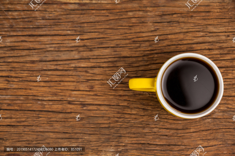 木桌上的咖啡杯