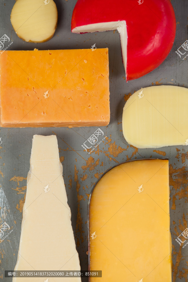 切碎板上的奶酪