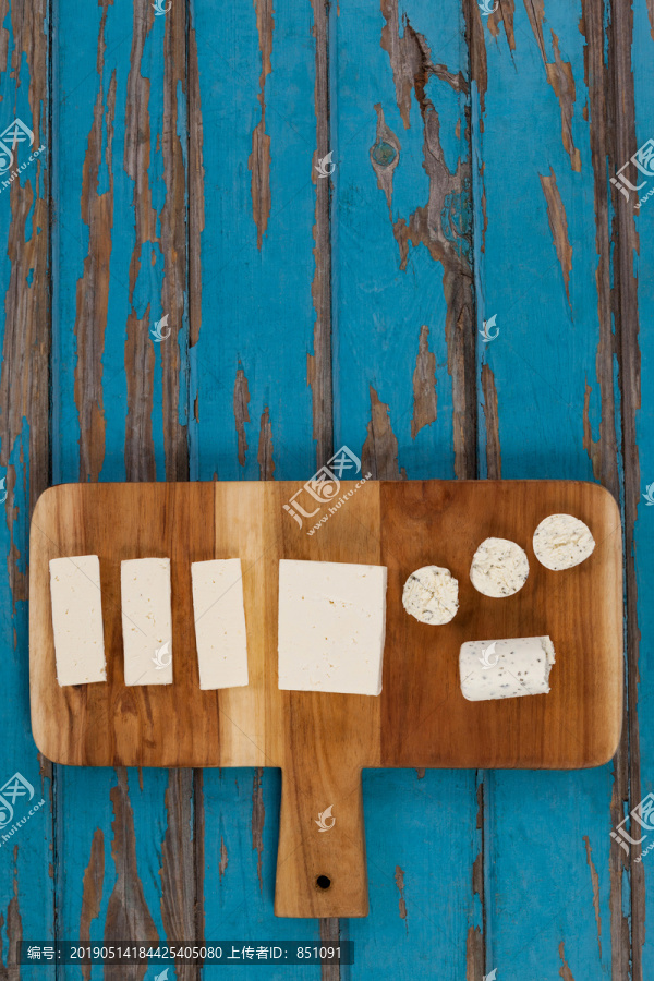 切碎板上各种奶酪的特写