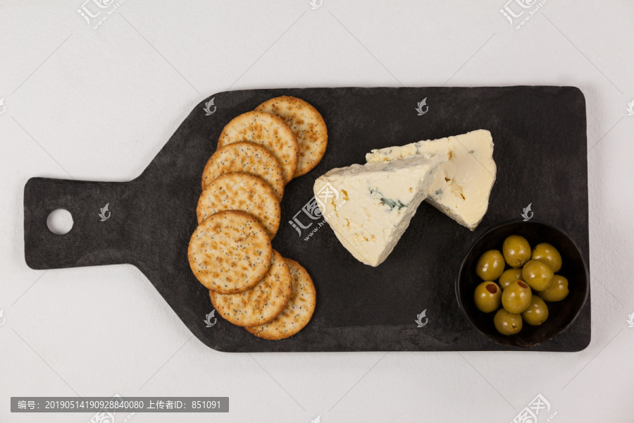 木板上的各种奶酪特写