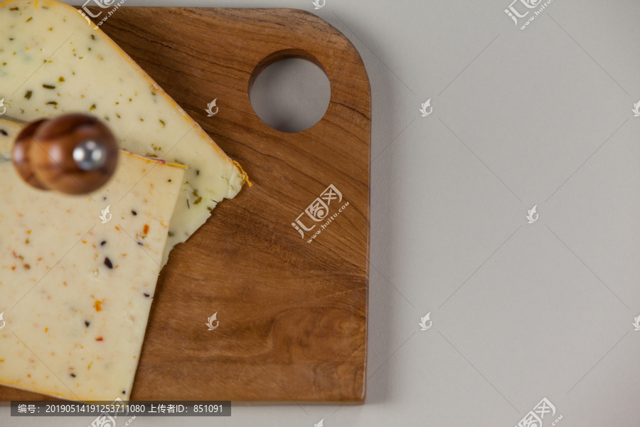 木板上的奶酪和切片刀