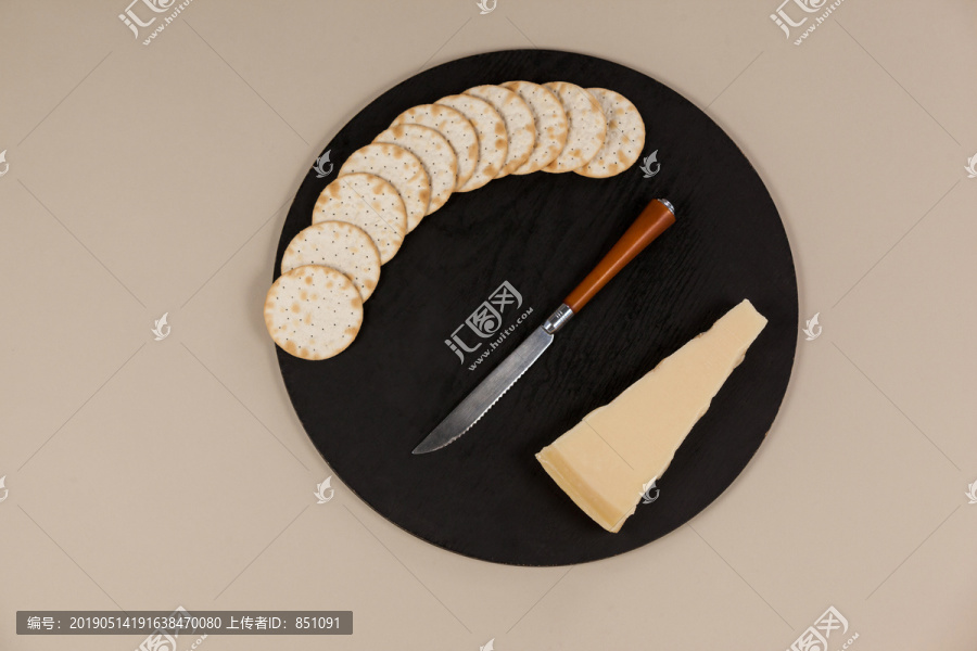 木板上的奶酪