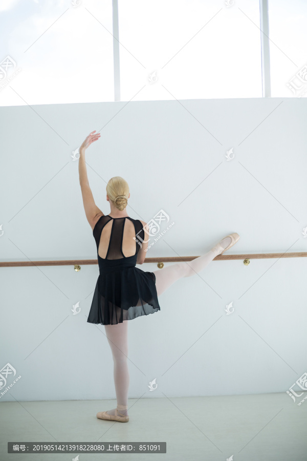 站在舞室里的芭蕾舞演员