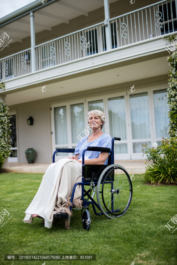 坐在轮椅上的体贴的老年妇女