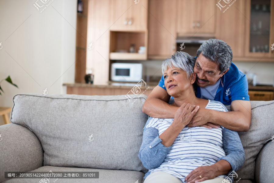 老年夫妇在家拥抱的照片