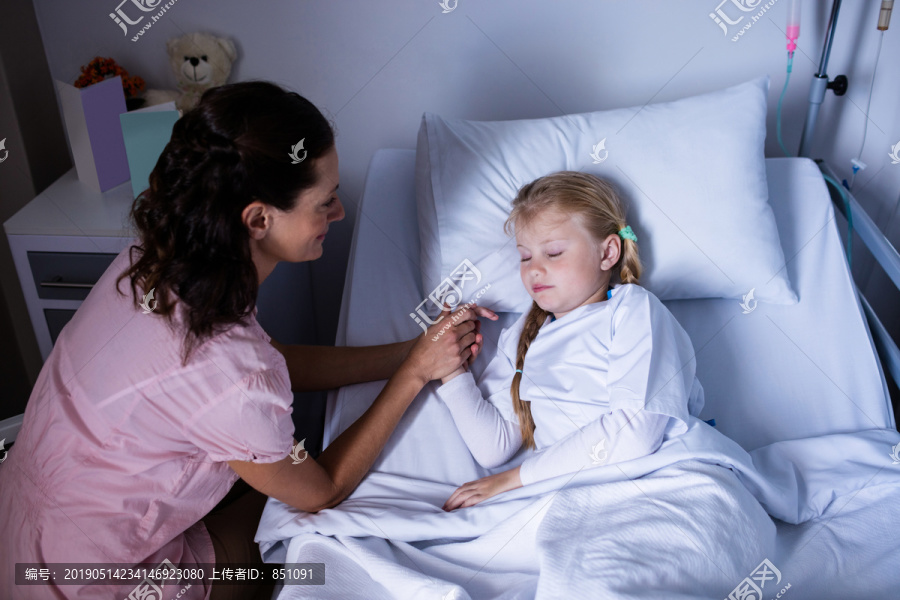 病床上睡着的小女孩和医生