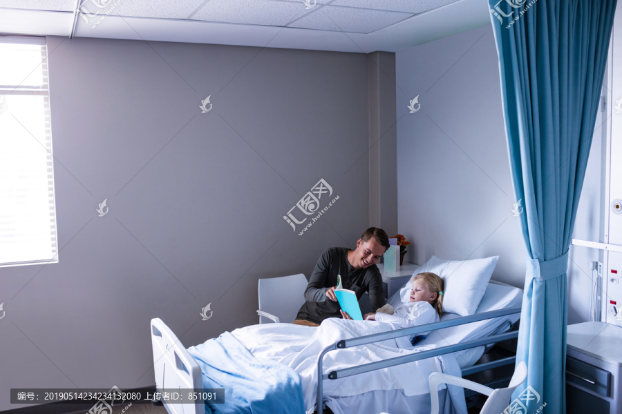 病床上睡着的小女孩和医生