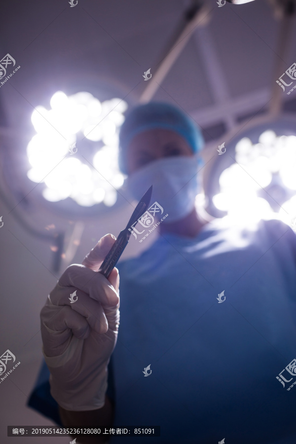 在手术室看X光片的女外科医生