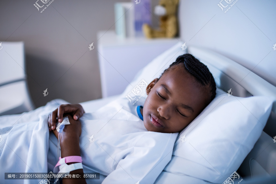 病人睡在医院的床上