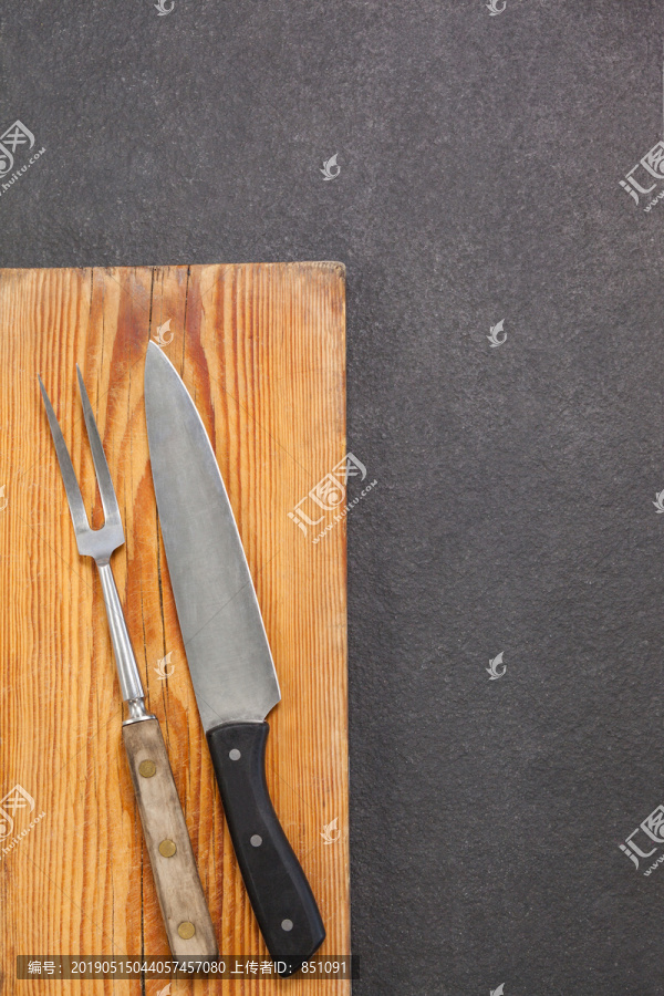 木板上的刀叉