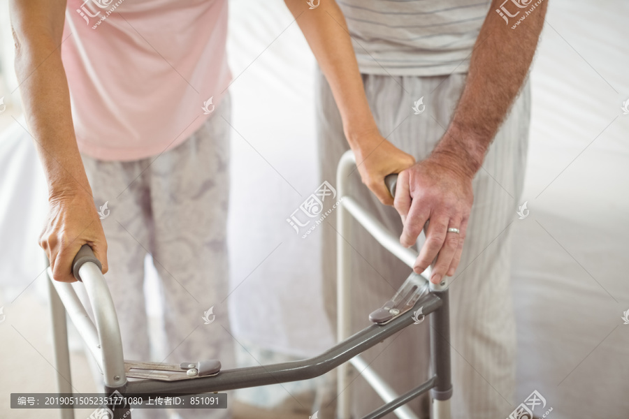 一起在家里散步的老年夫妇