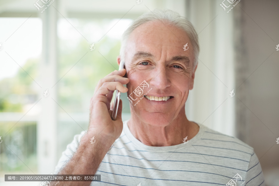 快乐老人在家里用手机聊天