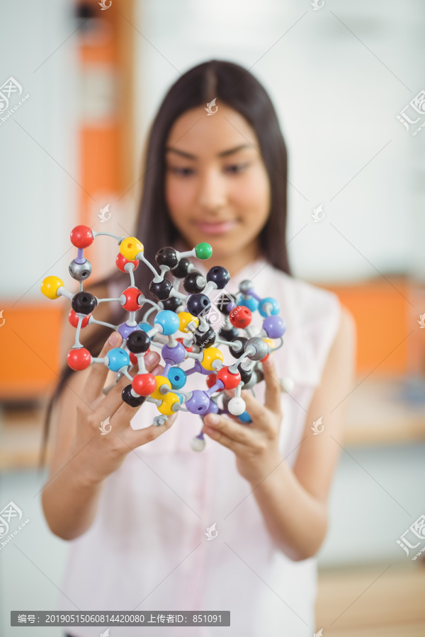 女学生实验室做分子模型