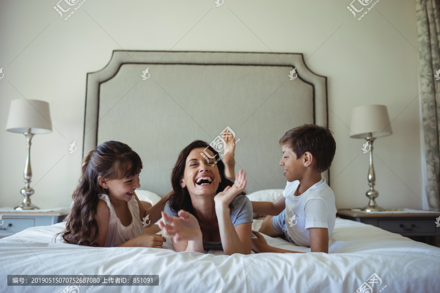 躺在床上微笑的母亲和孩子