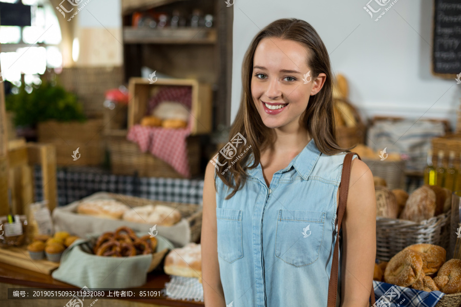 在花店自拍的微笑的女人