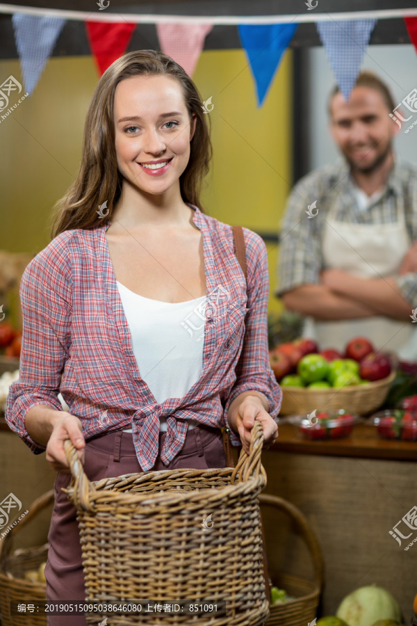 购买蔬菜的年轻女人