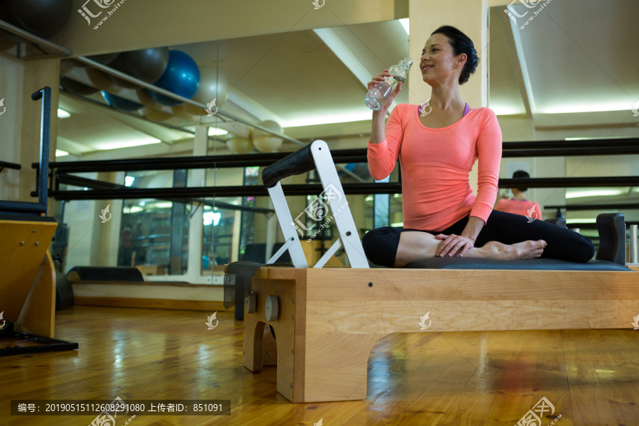 健身女人在锻炼后喝水