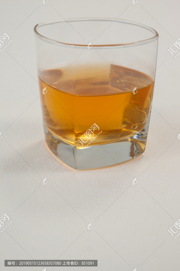 白底威士忌杯特写