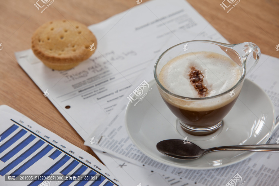 桌上的文件和咖啡杯