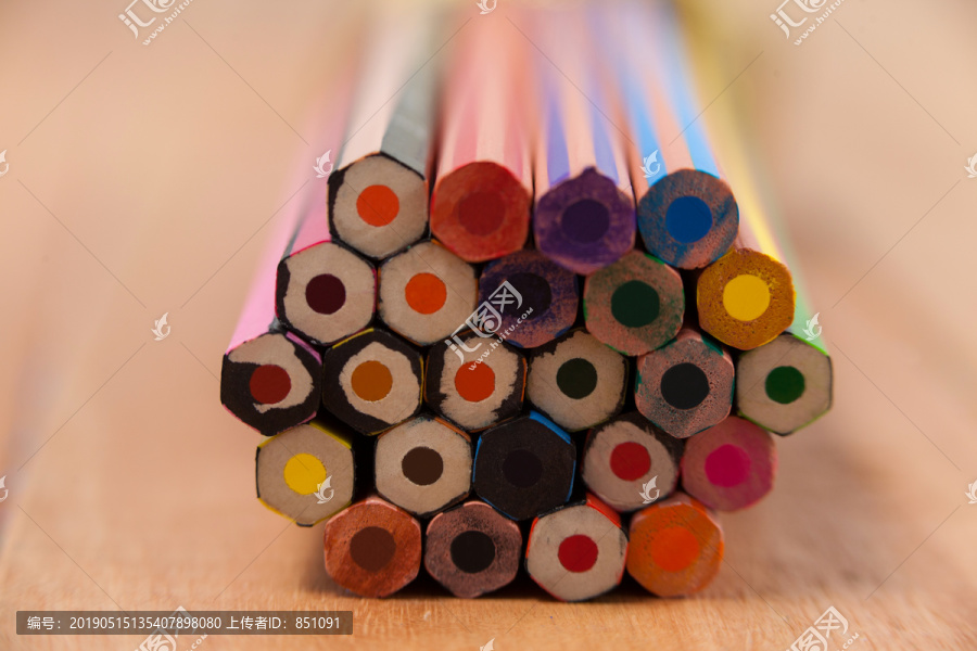 一束彩色铅笔的特写