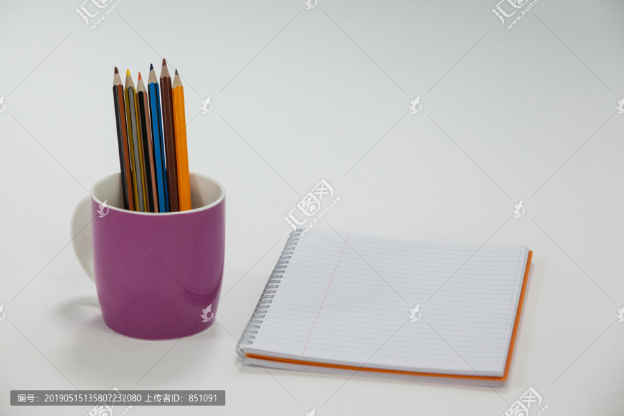 笔记本和彩色铅笔