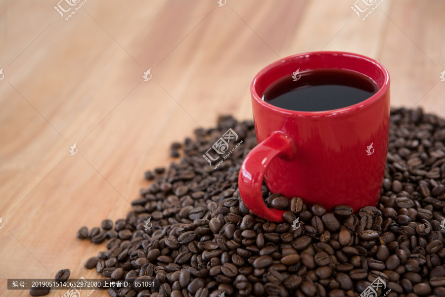 木桌上的咖啡和咖啡豆