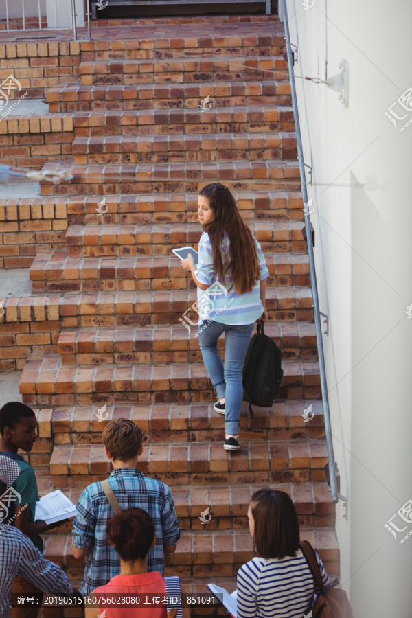 学生们在学校沿着楼梯往下走