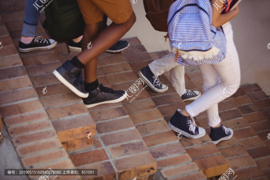 学生们在学校沿着楼梯往下走