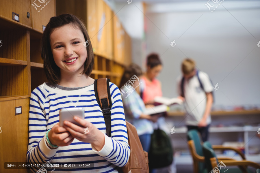 女生在学校更衣室使用手机