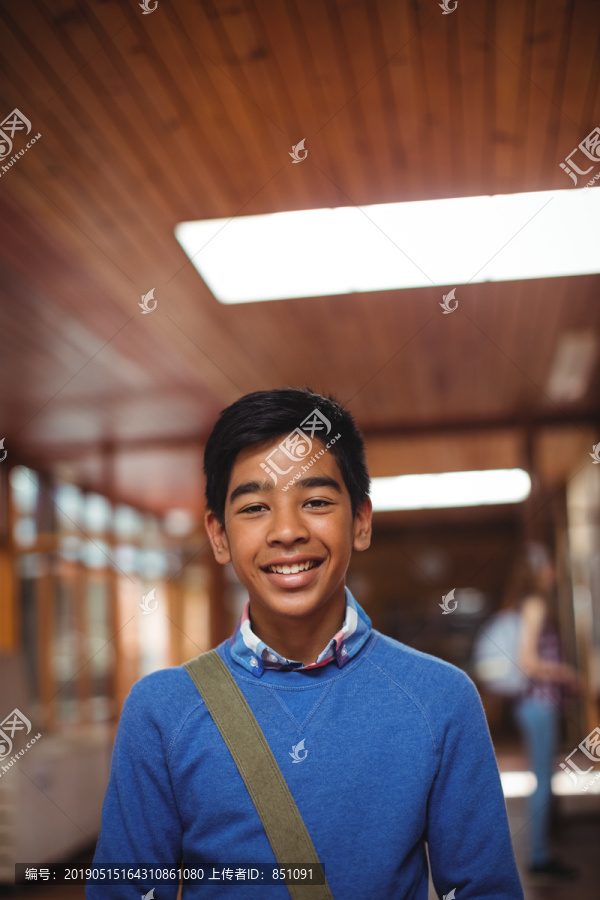 学校走廊上的男学生肖像