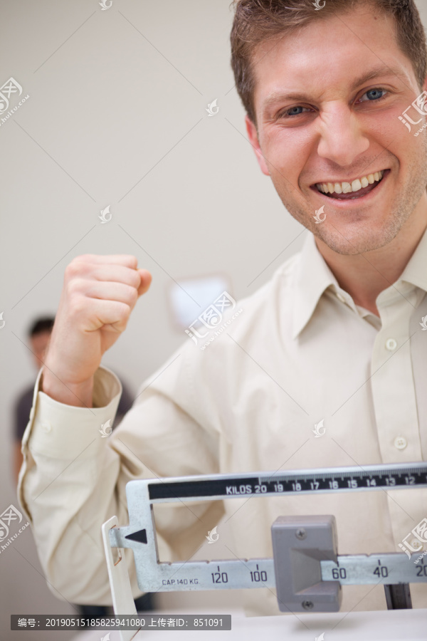 测量体重的男性